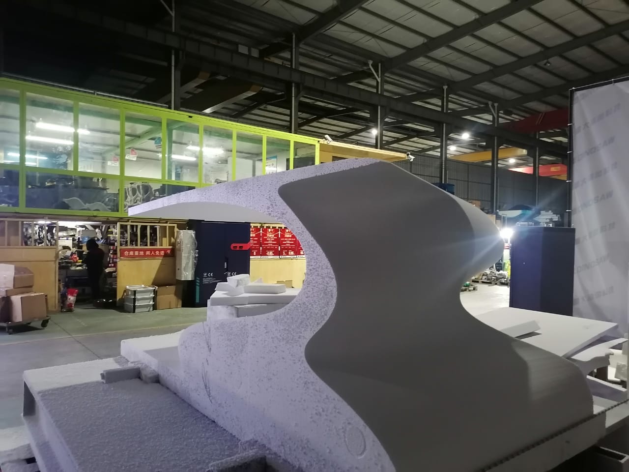 Protótipo em espuma em grande escala utilizado para validar a geometria curva do Z-Motion e o comportamento do corte CNC.