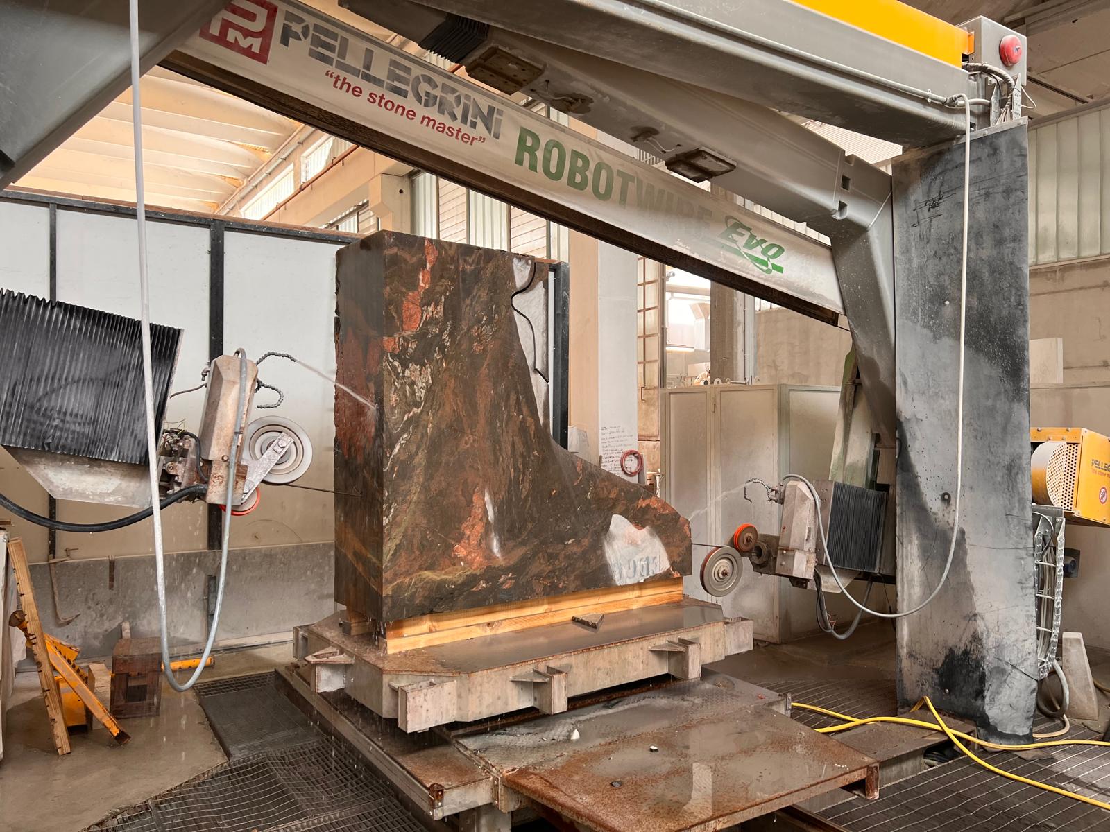 Bloco de pedra com o perfil da Araçari recortado na Pellegrini Robotwire Evo.