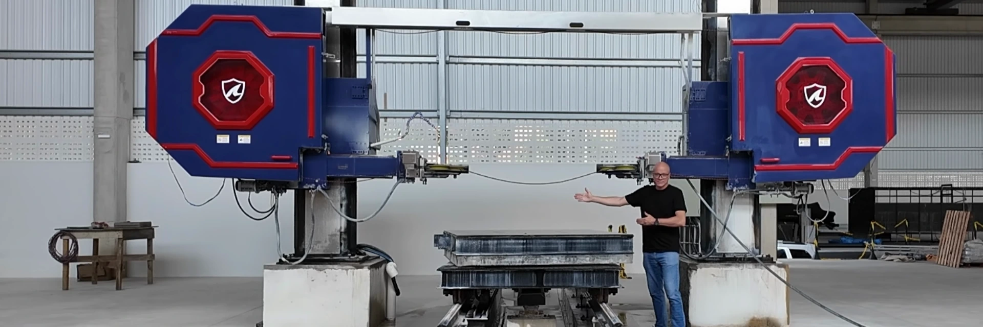 Ludson Zampirolli interage com um monofio CNC no contexto de desenvolvimento do Z-Motion.