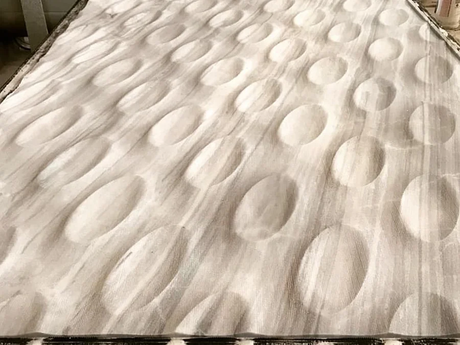 Chapa de pedra com superfície Lunar fisicamente produzida.